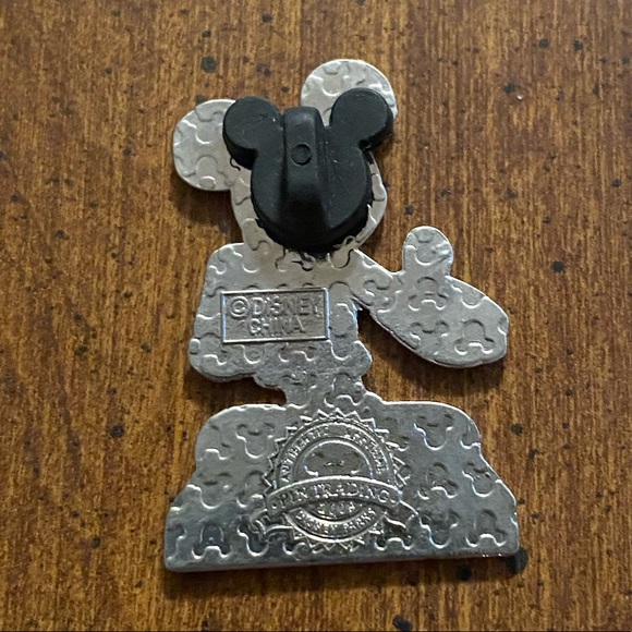 Mickey Mouse Big Cheese Trade Pin - Picture 4 of 7